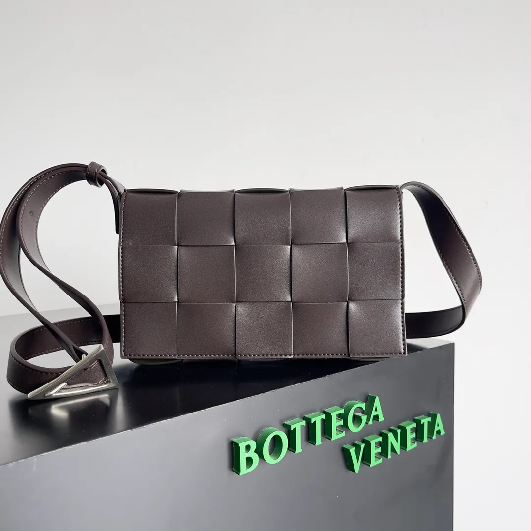 Batch 1520 BV|Qixi New Color Matching CASSETTE China Exclusive Limited Edition. Limited to 134 pieces in China. Available on the official website for 21500. Unique Chinese parrot green triangle buckle. Two-color urban leather. The lining of the bag is made of suede leather technology. It forms a style contrast with the outside and will never bump into the bag. Model: 708768; Size: 23*15*6cm